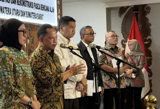 Menteri Dalam Negeri (Mendagri) Tito Karnavian dalam konferensi pers usai rapat bersama Satgas Percepatan Rehabilitasi dan Rekonstruksi (PRR) Pascabencana Sumatra di Kemendagri Jakarta, Selasa (21/7/2026).