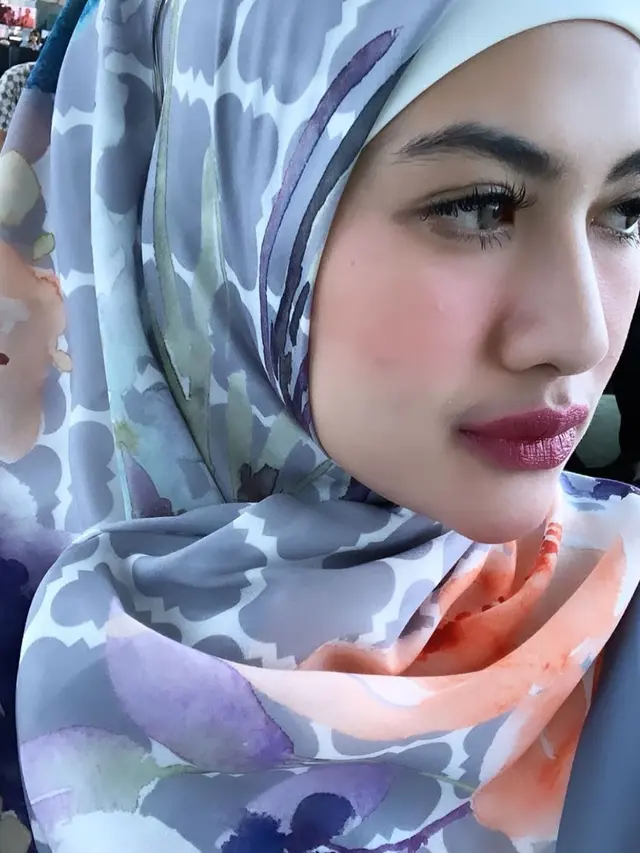 Della Perez berhijab