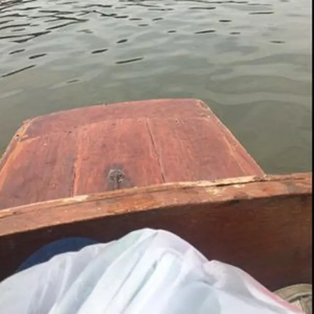 Viral Kisah Ojol Rela Sebrangi Sungai Demi Antar Pesanan, Bikin Kagum