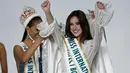 Edymar Martinez (kanan)  mengangkat kedua tangannya saat merayakan kemenangannya di Miss International 2015 di Tokyo, Jepang, Kamis (5/11/2015).  Kontestan dari 70 negara mengikuti kontes kecantikan yang digelar tiap tahun ini. (REUTERS/Toru Hanai)