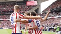 Penyerang Atletico Madrid, Julian Alvarez (kanan) merayakan gol ketiga timnya dari titik penalti bersama rekan satu timnya dalam pertandingan Liga Spanyol melawan Real Madrid di Stadion Metropolitano, Madrid, Sabtu (27/9/2025). (Oscar DEL POZO / AFP)