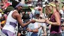 Unggulan delapan Venus Williams dan petenis Belanda, Kiki Bertens berjabat tangan seusai pertandingan hari ketujuh Miami Terbuka di Crandon Park, Minggu (25/3).  Venus susah payah lolos ke babak 16 besar dengan skor 5-7, 6-3, 7-5. (AP/Lynne Sladky)