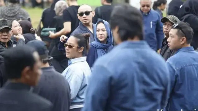 Penuh Makna, Ini Alasan Sahabat dan Keluarga Kompak Kenakan Biru di Pemakaman Vidi Aldiano