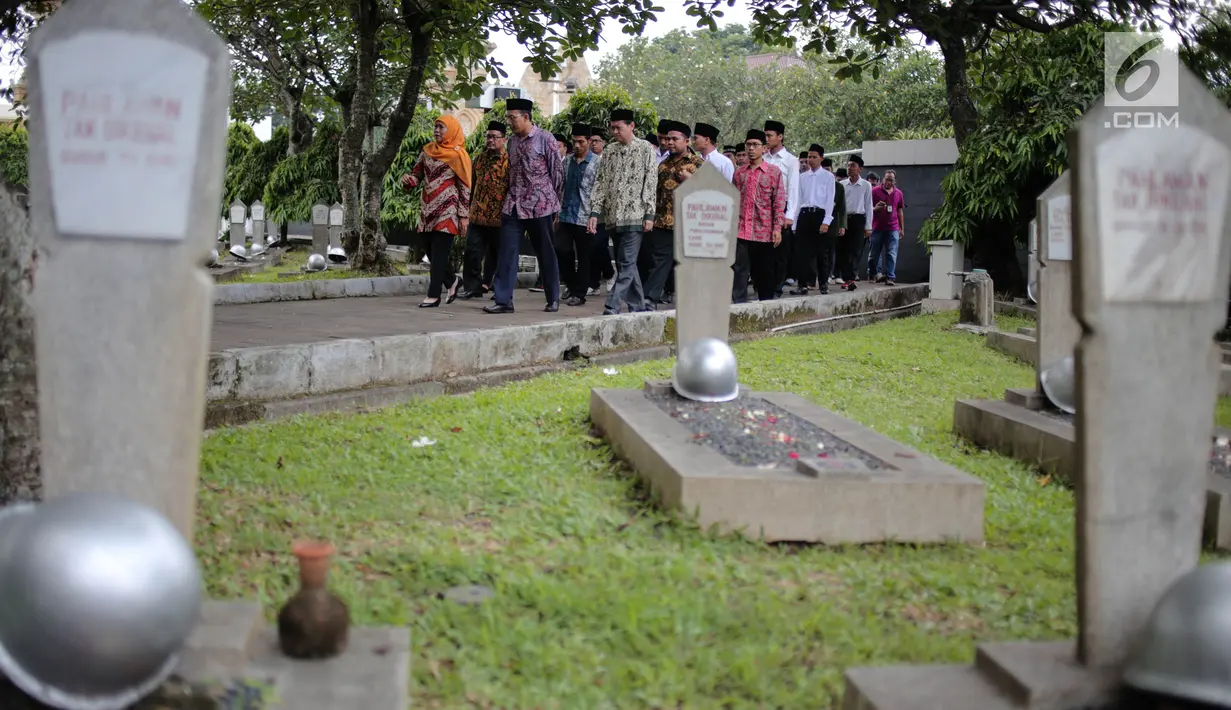 Menteri Sosial Khofifah Indar Parawansa bersama rombongan mendatangi Taman Makam Pahlawan Kalibata, Jakarta, Senin (2/10). Kedatangan Mensos untuk melakukan ziarah dalam rangka memperingati Hari Kesaktian Pancasila, 1 Oktober. (Liputan6.com/Faizal Fanani)