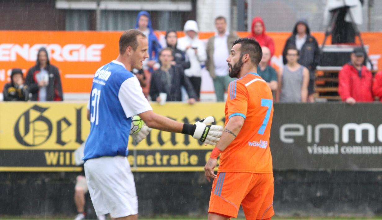 Kiper Wiener Sport Klub mencoba protes aksi Alvaro Negredo (kanan) yang menyentuh bola dengan tangan sebelum mencetak gol. (Bola.com/Reza Khomaini)