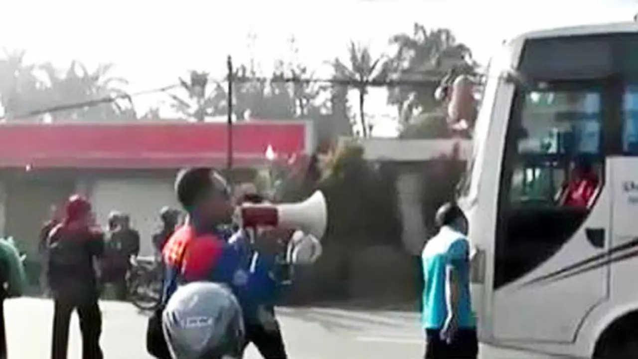Ribuan Buruh Sweeping Pabrik di Batujajar