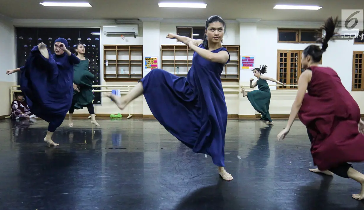 Pebalet sedang latihan jelang pementasan Namarina Youth Dance (NYD) di Studio Namarina, Jakarta, Kamis (25/7/2019). NYD akan menggelar pementasan bertajuk SoulSphere of Jakarta. (Liputan6.com/Fery Pradolo)