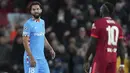 Nasib apes menghampiri anak asuh Diego Simeone. Los Rojiblancos harus bermain dengan 10 orang sejak menit ke-36 lantaran sang bek, Felipe, menerima kartu merah usai melanggar Sadio Mane. (AP/Jon Super)