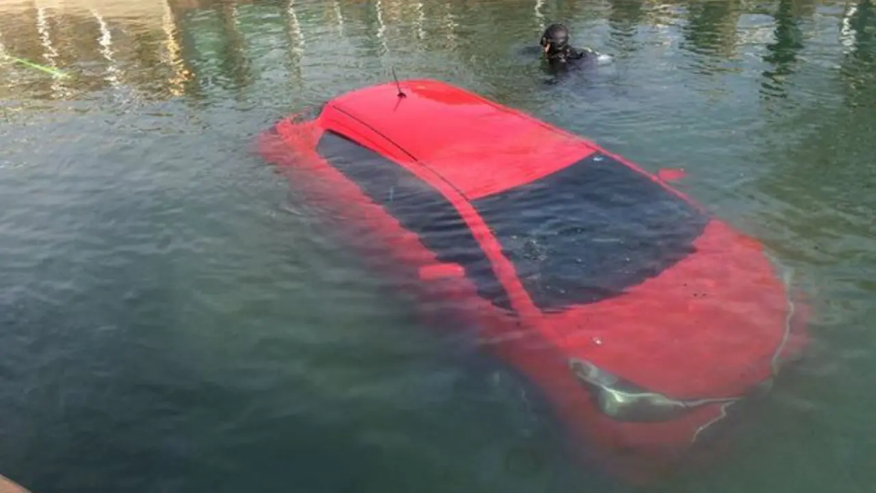 Ikuti GPS, Perempuan Ini Terpaksa Berenang di Teluk Beku