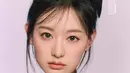 Wajah Kim Ji Won terlihat seperti remaja dengan pulasan maskara dan glossy lips [@geewoni]