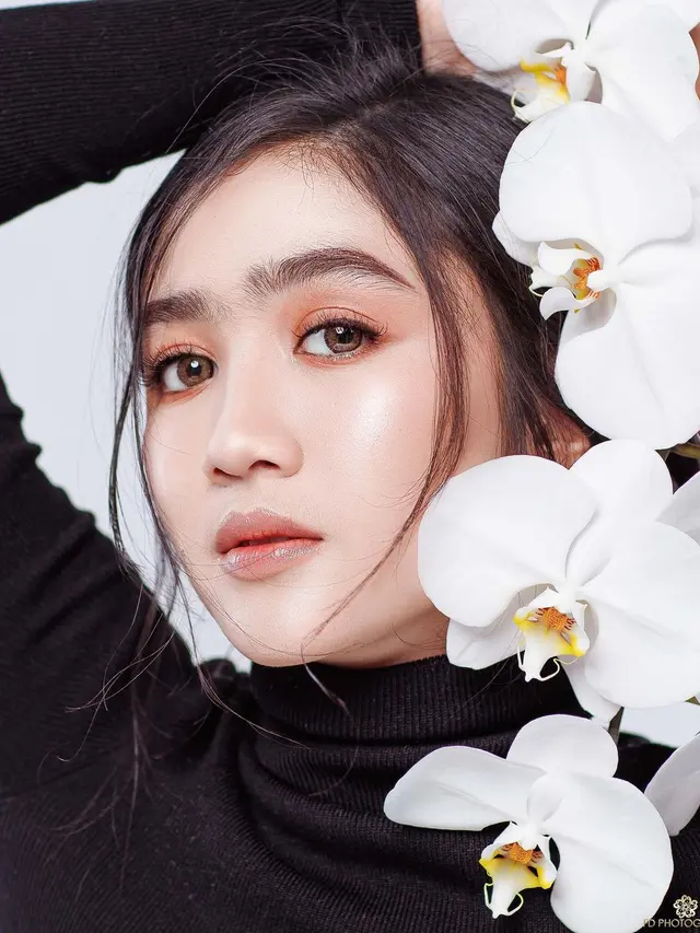 7 Gaya Pemotretan Terbaru Febby Rastanty, Tampil Memukau
