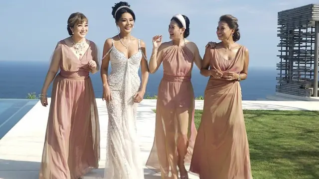 Tampilan Donna Harun Kenakan Pakaian Colorfull