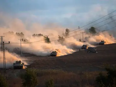 Tank-tank militer Israel juga tampak bersiap untuk melakukan serangan darat. Pasukan artileri Israel dikerahkan untuk menyerang Palestina (REUTERS/Ronen Zvulun)