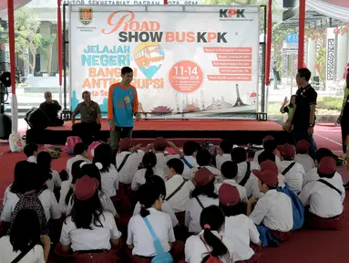 Sejumlah siswa SD mendengarkan dongeng antikorupsi saat Roadshow Bus KPK tiba di Balai Kota Semarang, Jawa Tengah, Sabtu (13/10). Langkah ini untuk mencegah korupsi sejak dini. (Liputan6.com/Gholib)