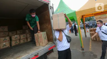 Petugas menurunkan gula pasir pada Operasi Pasar di Pasar Inpres Kramat Jati, Jakarta, Rabu (18/3/2020). Perum Bulog bekerja sama dengan Sugar Group Companies menyiapkan 10 ton suplai gula tiap harinya dalam rangka Gerakan Stabilitas Pangan. (Liputan6.com/Fery Pradolo)