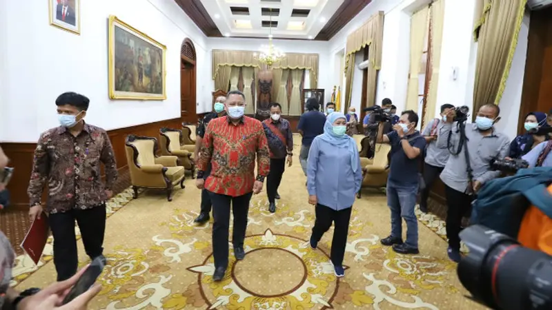 Pelaksana Tugas (Plt) Wali Kota Surabaya Whisnu Sakti Buana menemui Gubernur Jawa Timur Khofifah Indar Parawansa di Gedung Negara Grahadi Surabaya. (Foto: Dok Istimewa)