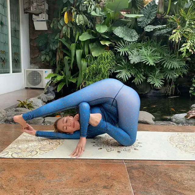 Miliki Tubuh Lentur, 7 Pose Yoga Inul Daratista Ini Bikin Ngilu