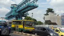 Kendaraan melintasi proyek jalur layang Mass Rapid Transit (MRT) di Kawasan Lebak Bulus, Jakarta Selatan, (15/5). Pembangunan MRT dipercepat agar dapat terintergrasi dengan pembangunan kereta ringan (Light Rail Transit). (Liputan6.com/Helmi Afandi)