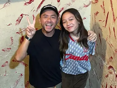 Dalam momen kebersamaan ini, Omesh dan putrinya tampil kompak dengan outfit kasual. Gaya santai mereka mencerminkan suasana hangat dan nyaman saat menghabiskan waktu berdua. Ayah dan anak ini nikmati waktu berdua karena Dian Ayu hadiri acara buka bersama teman sekolah Langit anak keduanya. Ananda Omesh yang awet muda, ayah dan anak ini seperti kakak adik. (Liputan6.com/IG/@omeshomesh)