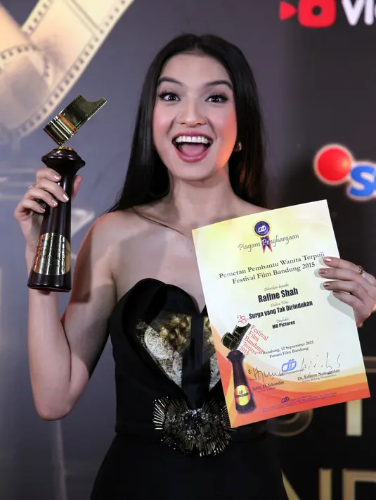 Kegembiraan Raline Shah menjadi peraih penghargaan kategori Pemeran Pembantu Wanita Terpuji di Festival Film Bandung 2015. Uniknya, dua artis cantik Raline Shah bersama Prisia Nasution didapuk sebagai peraih penghargaan tersebut. (Aldivano/Bintang.com)
