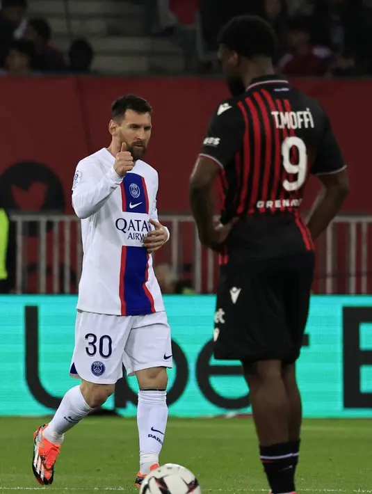 <p>Messi membuka keunggulan PSG pada menit ke-36. Dia melepas tendangan first time kaki kiri dari dalam kotak penalti usai meneruskan umpan silang Nuno Mendes. (Valery HACHE/AFP)</p>