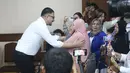 Dalam persidangan tersebut, Ammar Zoni secara terbuka mengakui kesalahannya. Tampak dalam foto, terdakwa kasus dugaan peredaran narkotika di Rumah Tahanan (Rutan) Salemba, Ammar Zoni, bertemu dengan kerabatnya sesaat sebelum menjalani sidang lanjutan di Pengadilan Negeri Jakarta Pusat (PN Jakpus), Jakarta, Kamis (8/1/2026). (Kapanlagi.com/Budy Santoso)