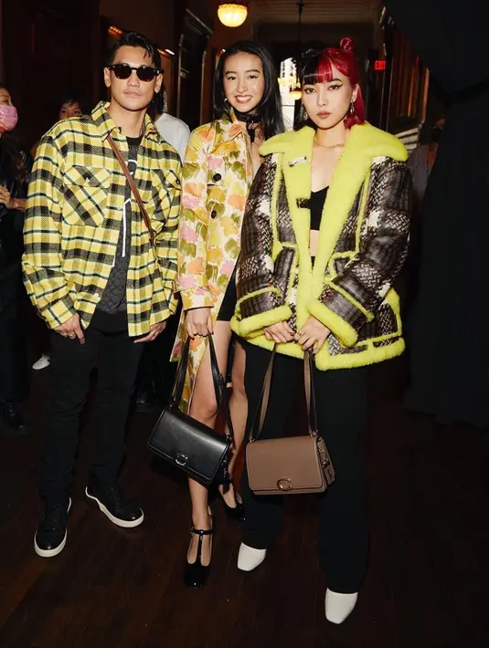 Penampilan Isyana di New York Fashion Week sangat fashionable. Kedatangan Isyana di NYFW memberikannya kebahagiaan yang luar biasa. Dipuji sama musisi ternama dunia hingga bertemu aktor Korea (Liputan6.com/IG/@isyanasarasvati)