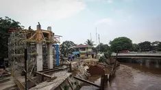 Pekerja menyelesaikan proyek pembangunan Pintu Air Manggarai, Jakarta, Kamis (13/11/2014). (Liputan6.com/Faizal Fanani)