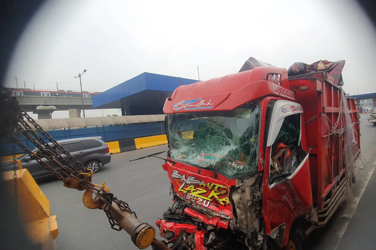 Truk Pemicu Kecelakaan Beruntun di Gerbang Tol Halim Utama