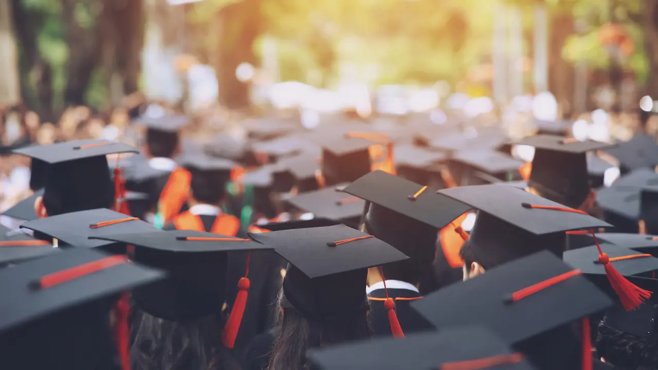 Niat Salaman Dengan Kepala Sekolah Saat Wisuda, Aksi Siswa Ini Bikin Senyum Sendiri