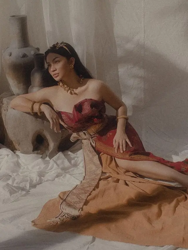 Pesona Cantik Ariel Tatum Berbalut Songket dan Tenun Bali di Pemotretan Terbaru, Dipuji Bak Bidadari