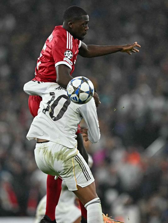 Bek Liverpool asal Prancis, Ibrahima Konate berebut bola dengan penyerang Real Madrid asal Prancis, Kylian Mbappe dalam pertandingan pekan keempat Liga Champions 2025-2026 di Stadion Anfield, Inggris, pada Selasa 4 November 2025 waktu setempat atau Rabu (5/11/2025) dini hari WIB. Sampai waktu turun minum, skor 0-0 tetap bertahan meski kedua tim bergantian mengancam. (Paul ELLIS/AFP)