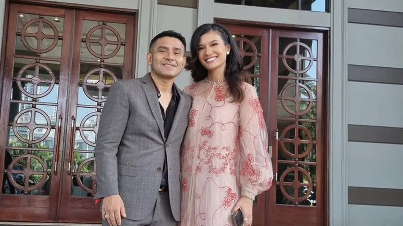Duma Riris Istri Judika Dibalut Dress saat Hadir Kondangan Anak Hotman Paris