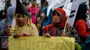 Sejumlah ibu membawa poster ketika menggelar aksi protes di Istana Negara, Jakarta, Senin (10/10). Mereka menolak pembukaan kembali bongkar muat batubara di Pelabuhan Cirebon yang akan mengakibatkan banyak warga terkena ISPA. (Liputan6.com/Faizal Fanani)