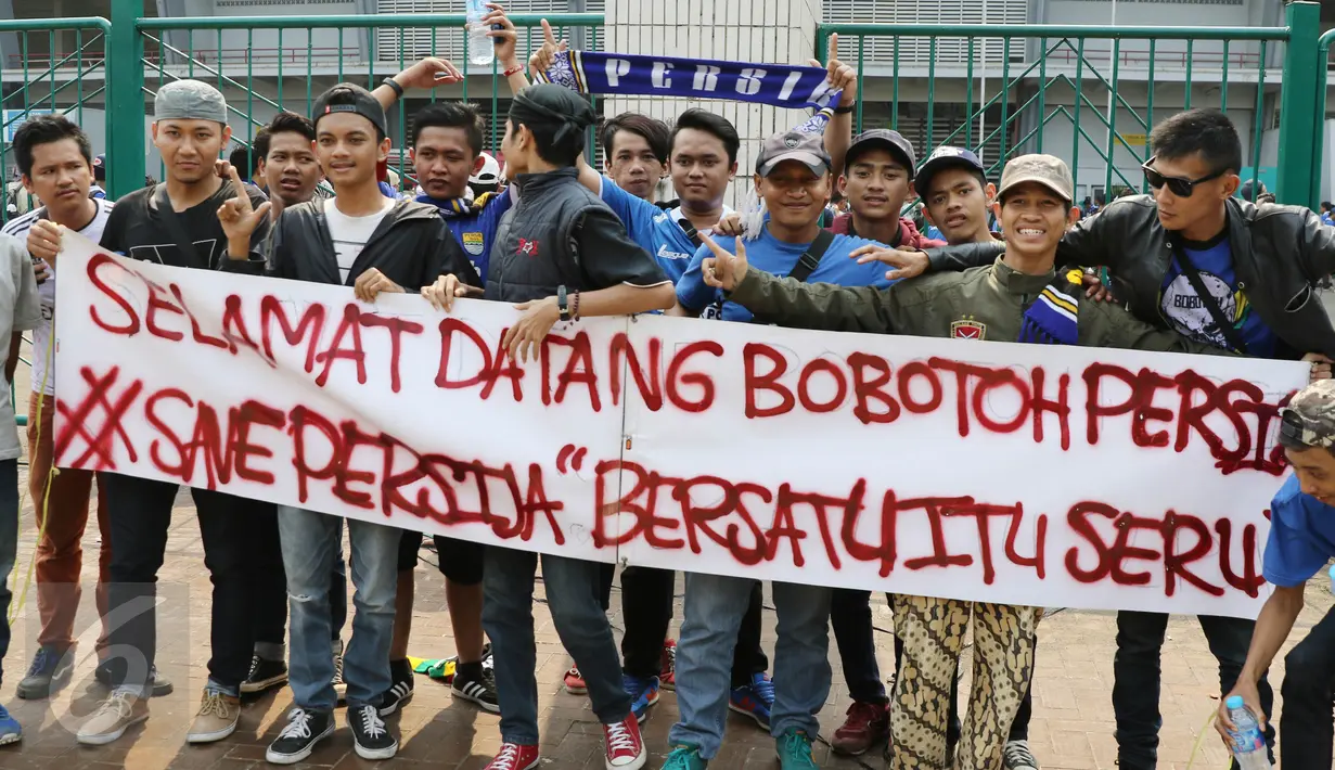 Sejumlah Bobotoh membentangkan spanduk berisi ajakan untuk bersatu, Jakarta, Minggu (18/10/2015). Kedatangan Bobotoh untuk mendukung Persib Bandung melawan Sriwijaya FC di Final Piala Presiden 2015 (Liputan6.com/Herman Zakharia)