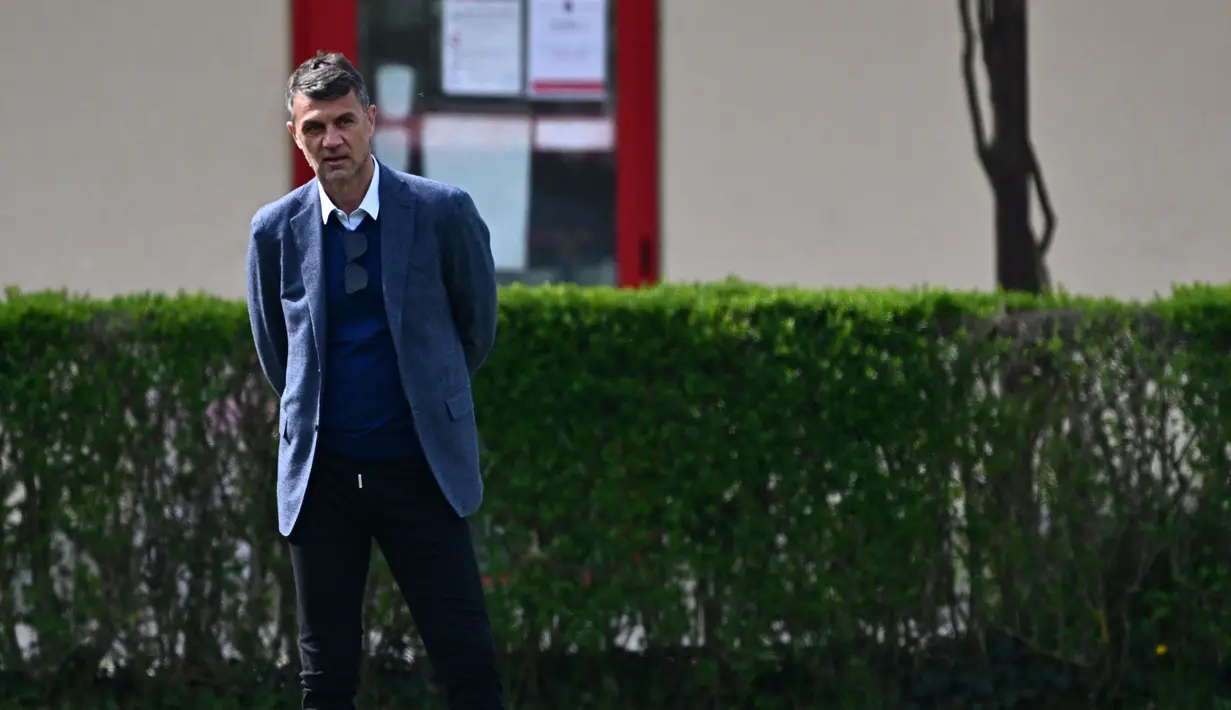 Direktur Teknik AC Milan, Paolo Maldini memantau langsung latihan jelang pertandingan leg pertama perempat final Liga Champions 2022/2023 antara AC Milan melawan Napoli yang berlangsung di Milanello training center, Carnago, Milan, Selasa (11/4/2023). (AFP/Gabriel Bouys)