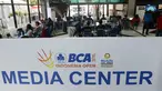 Awak Media tengah serius menulis dan mengedit foto saat meliput turnamen Indonesia Open 2016 di Istora Senayan, Jakarta. (Bola.com/Nicklas Hanoatubun)