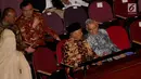 Wakil Presiden Indonesia ke-6, Try Sutrisno (kanan) hadir dalam rangka merayakan HUT Ketua Umum PDIP Megawati Soekarnoputri di Taman Ismail Marzuki (TIM), Jakarta, Selasa (23/1). (Liputan6.com/Faizal Fanani)