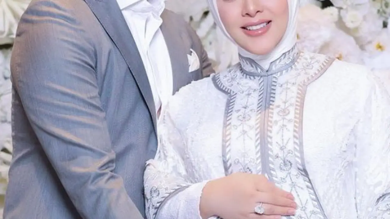 Gaya Syahrini Pamer Baby Bump saat Hamil 7 Bulan. [@princessyahrini]