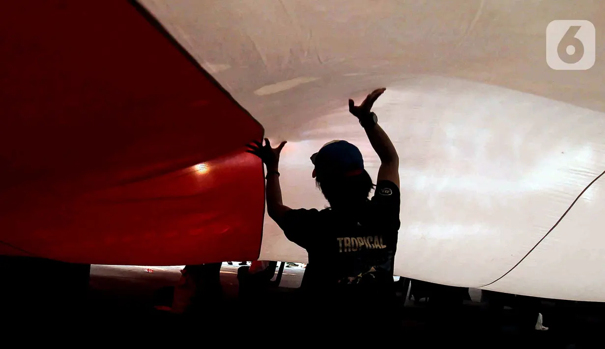 Pembentangan bendera Merah Putih dilakukan dalam rangka memperingati Hari Lahir Pancasila. (Liputan6.com/Herman Zakharia)