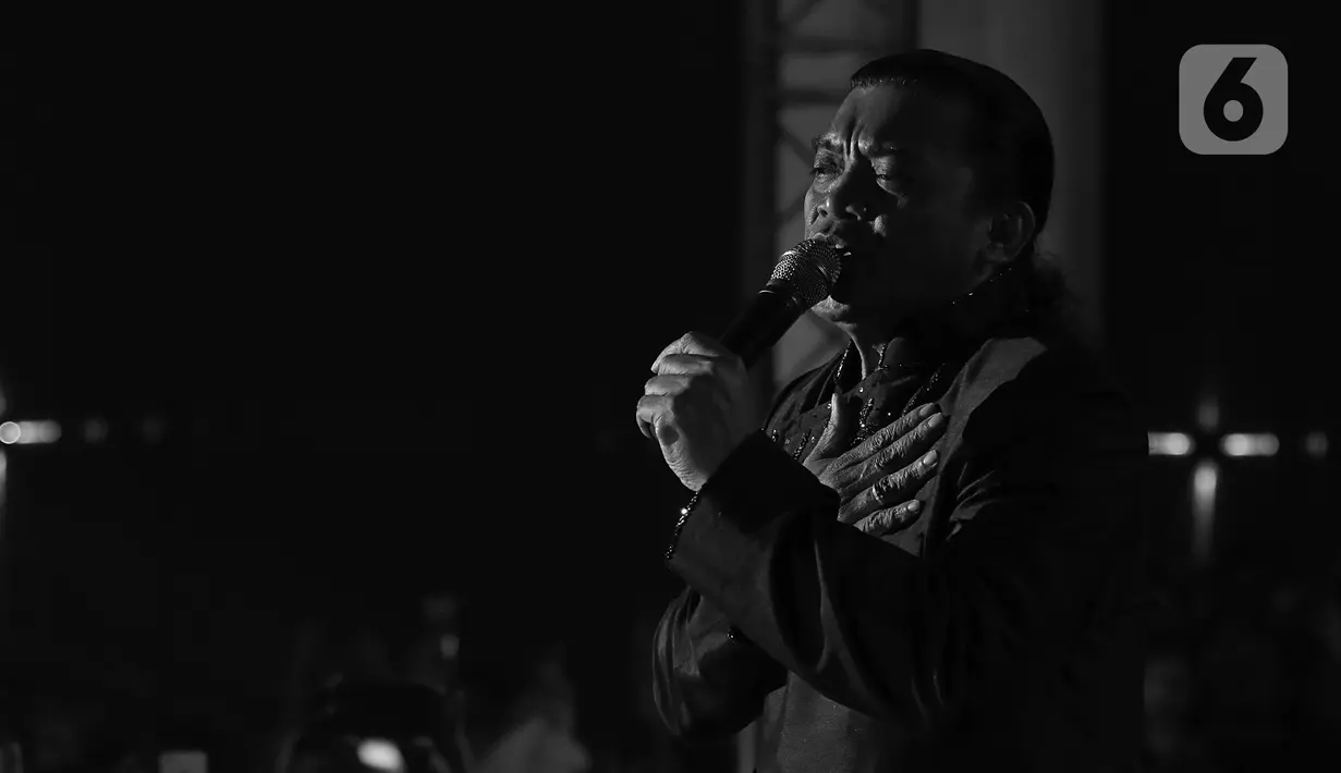 Penampilan Maestro musik campur sari Indonesia, Didi Kempot, pada konser "The Lord of Loro Ati" di kawasan SCBD, Jakarta, 6 Desember 2019 lalu. Didi Kempot, meninggal dunia Selasa (5/5/2020) pukul 07.45 WIB di Rumah Sakit (RS) Kasih Ibu Solo. (Liputan6.com/Herman Zakharia)