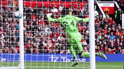 Kiper Manchester United, Andre Onana gagal menghalau bola tendangan pemain RC Lens, Florian Sotoca pada laga uji coba pramusim di Old Trafford, Manchester, Sabtu (05/08/2023). (AFP/Darren Staples)