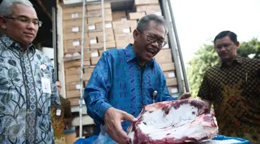 Direktur Utama Bulog Djarot Kusumayakti (tengah) mengecek daging sapi beku yang baru tiba di Gudang Bulog, Jakarta Utara, Kamis (9/6). Perum Bulog hari ini menerima kedatangan daging sapi beku sebanyak 300 ton asal Australia. (Liputan6.com/Faizal Fanani)