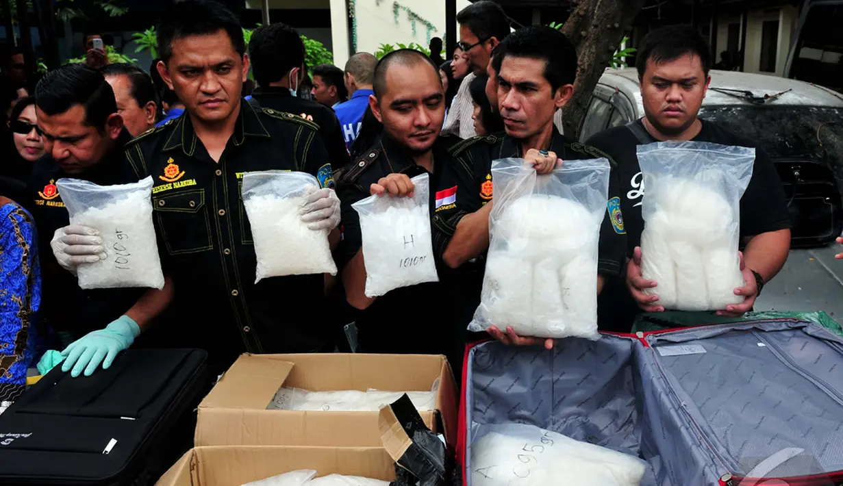 Direktorat Tindak Pidana Narkoba Bareskrim Polri menunjukkan barang bukti narkotika jenis sabu, Jakarta Timur, Selasa (14/10/2014) (Liputan6.com/Johan Tallo)