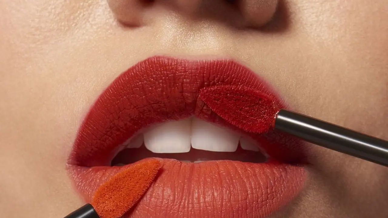 Warna lipstik untuk tampil awet muda