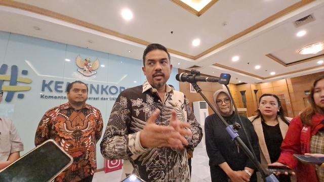 Menteri Usaha Mikro, Kecil, dan Menengah (UMKM), Maman Abdurahman,  Jakarta, Selasa (10/12/2024). Maman mengatakan bahwa Kementerian UMKM tengah mendapat mengemudi ojek online (ojol). (Ayu/Merdeka.com)