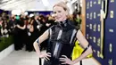 Naomi Watts memilih mengenakan gaun hitam elektrik dari FENDI Spring 2022 Couture yang simpel dan seksi. Dengan struktur gaun yang tajam dan kerah turtleneck, gaun ini berhasil membuat Naomi Watts tampil menonjol di red carpet SAG Awards.