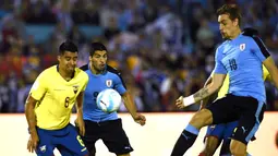  Pemain Uruguay, Sebastian Coates, saat mencetak gol ke gawang Ekuador dalam laga Kualifikasi Piala Dunia 2018 di Montevideo, Jumat (11/11/2016) pagi WIB. (AFP/Pablo Porciuncula Brune)