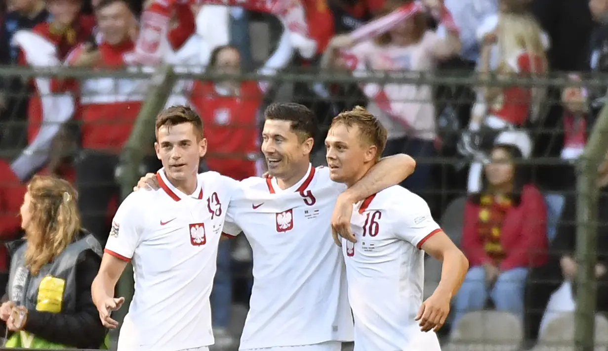 <p>Penyerang Polandia, Robert Lewandowski (tengah) berselebrasi bersama rekan satu timnya usai mencetak gol ke gawang Belgia selama pertandingan grup A4 UEFA Nations League di Stadion King Baudouin di Brussels, Kamis (9/6/2022). Belgia menang telak atas Polandia 6-1. (AP Photo/Geert Vanden Wijngaert)</p>