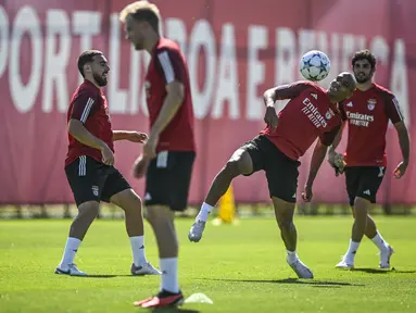 Gelandang Benfica #20 Joao Mario dan gelandang Benfica #10 Orkun Kokcu menghadiri sesi latihan menjelang matchday 1 Grup D Liga Champions 2023/2024, di Benfica Campus, Lisbon, Selasa (19/9/2023). (Patricia DE MELO MOREIRA / AFP)